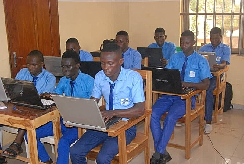Apprenants devant des ordinateurs ADINES-BÉNIN